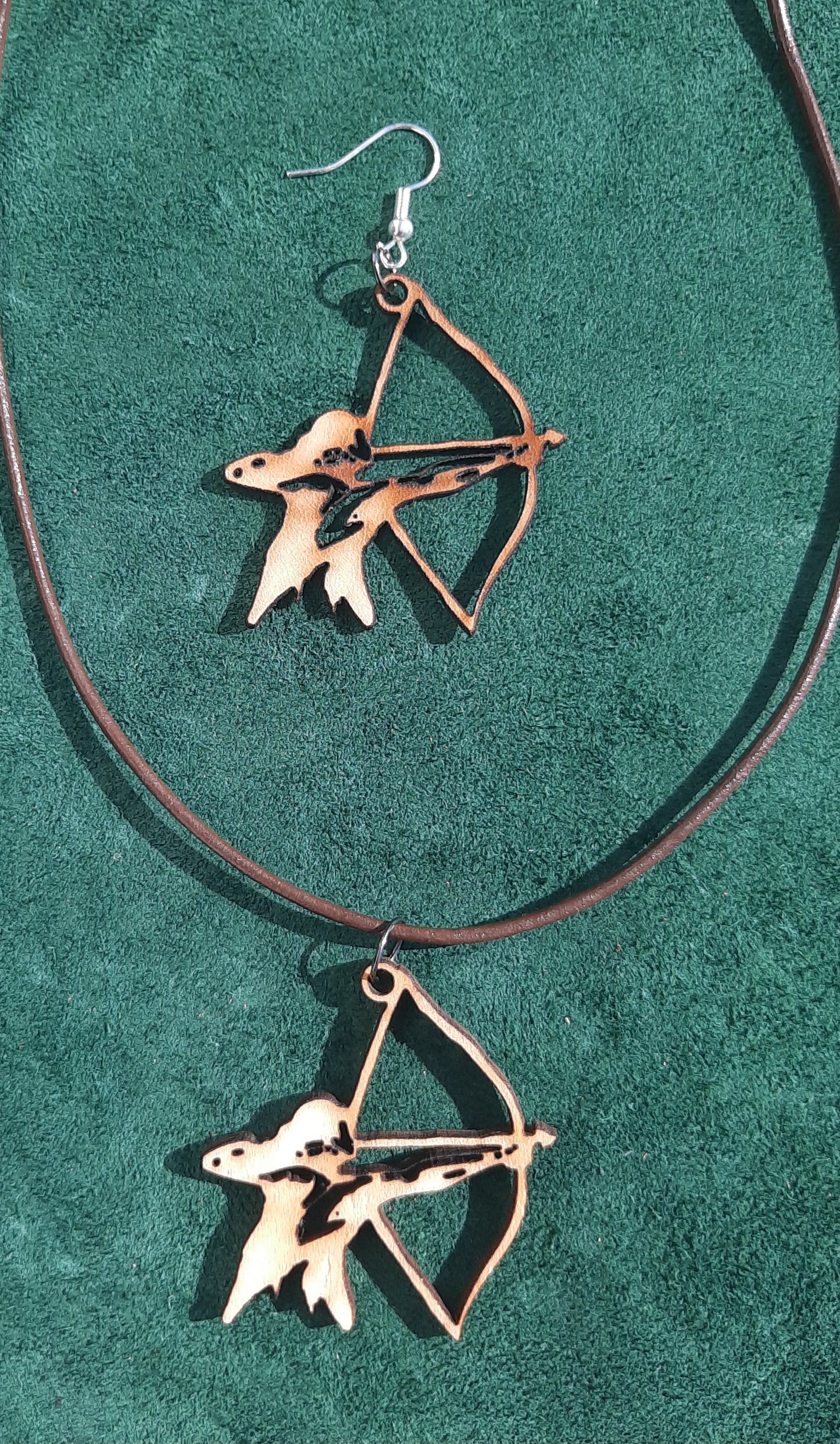 Set bestehend aus Ohrringen und Leder-Kette inklusive Anhänger