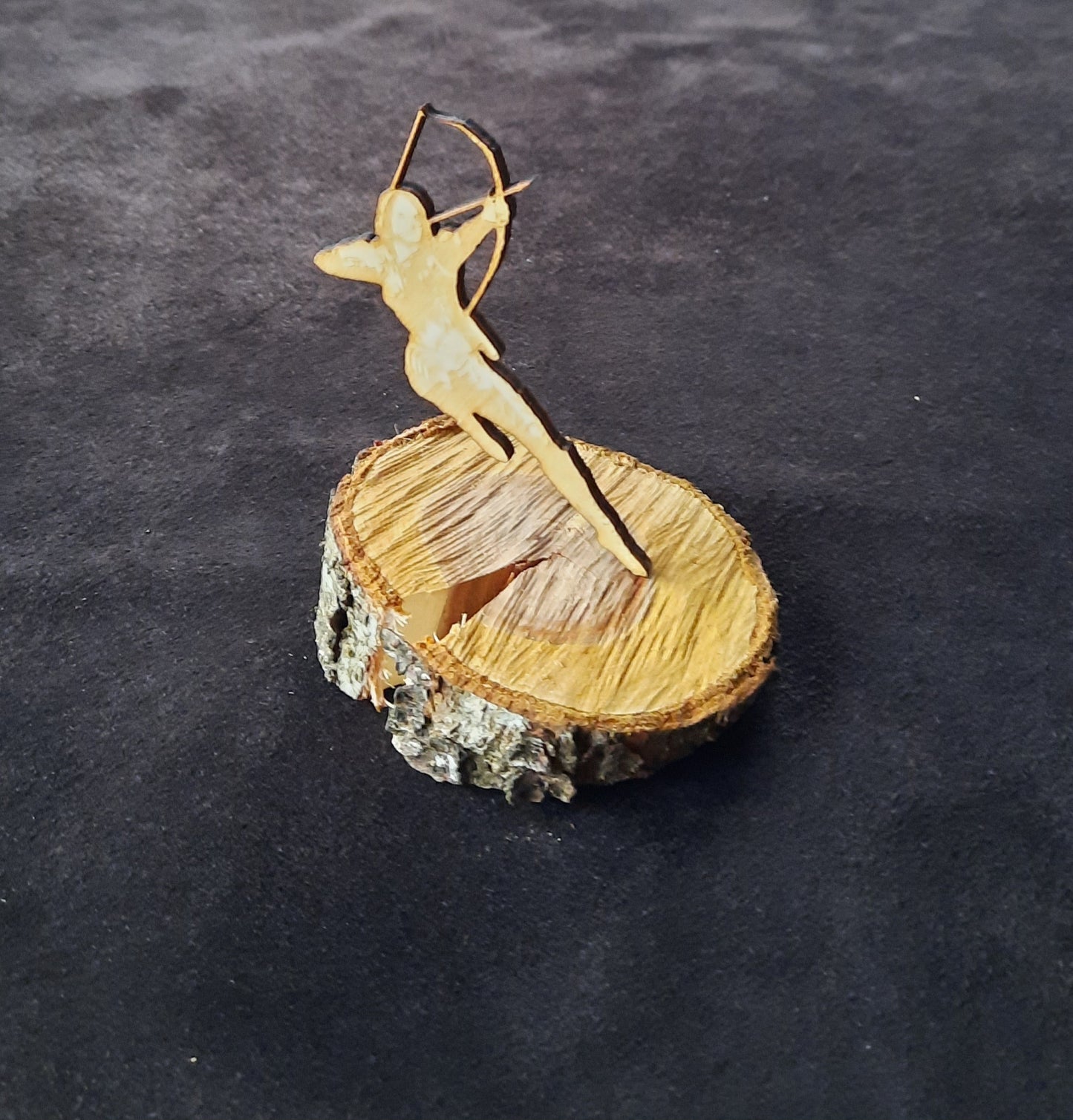 Holz-Skulptur - "Bogenschützin, beim Bergauf-Schuss"