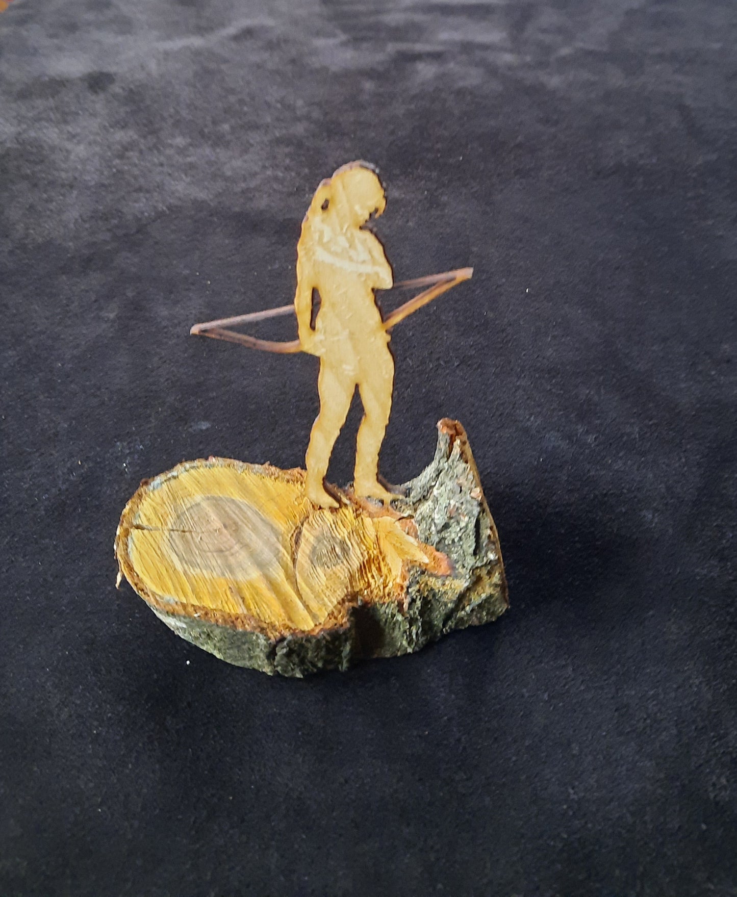 Holz-Skulptur - "Bogenschützin, vorm Schuss"