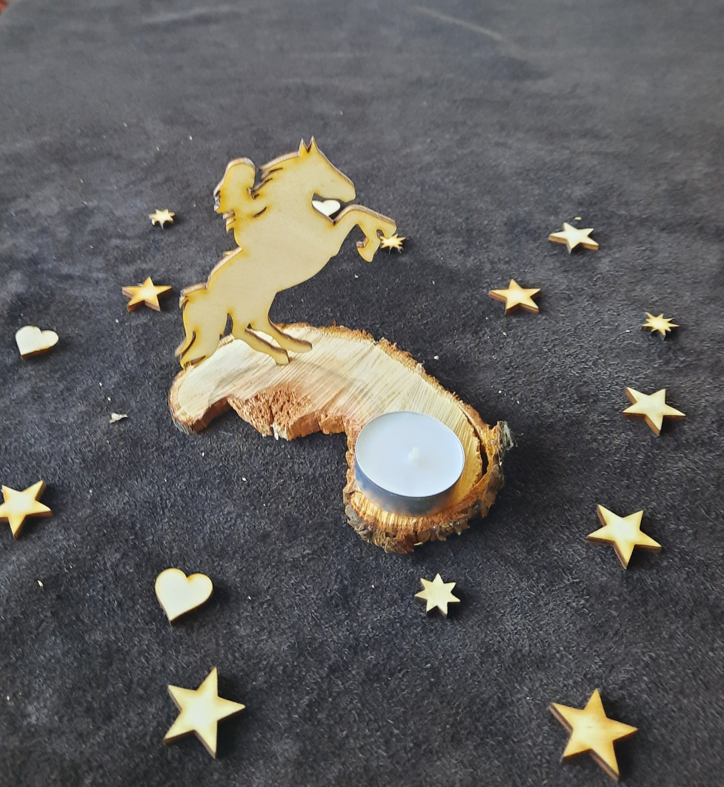 Holz-Skulptur - "Mädchen mit aufbockendem Pferd"