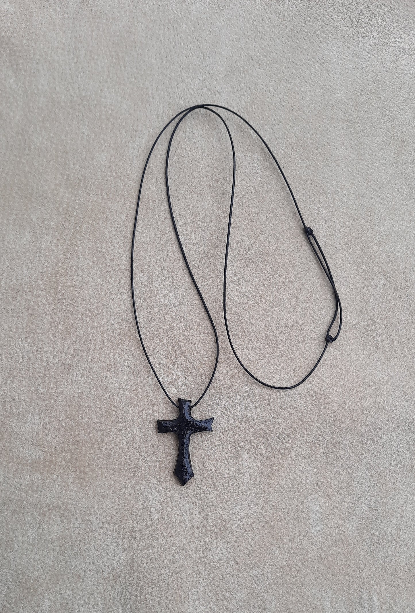 Kette mit schwarzem Leder-Kreuz