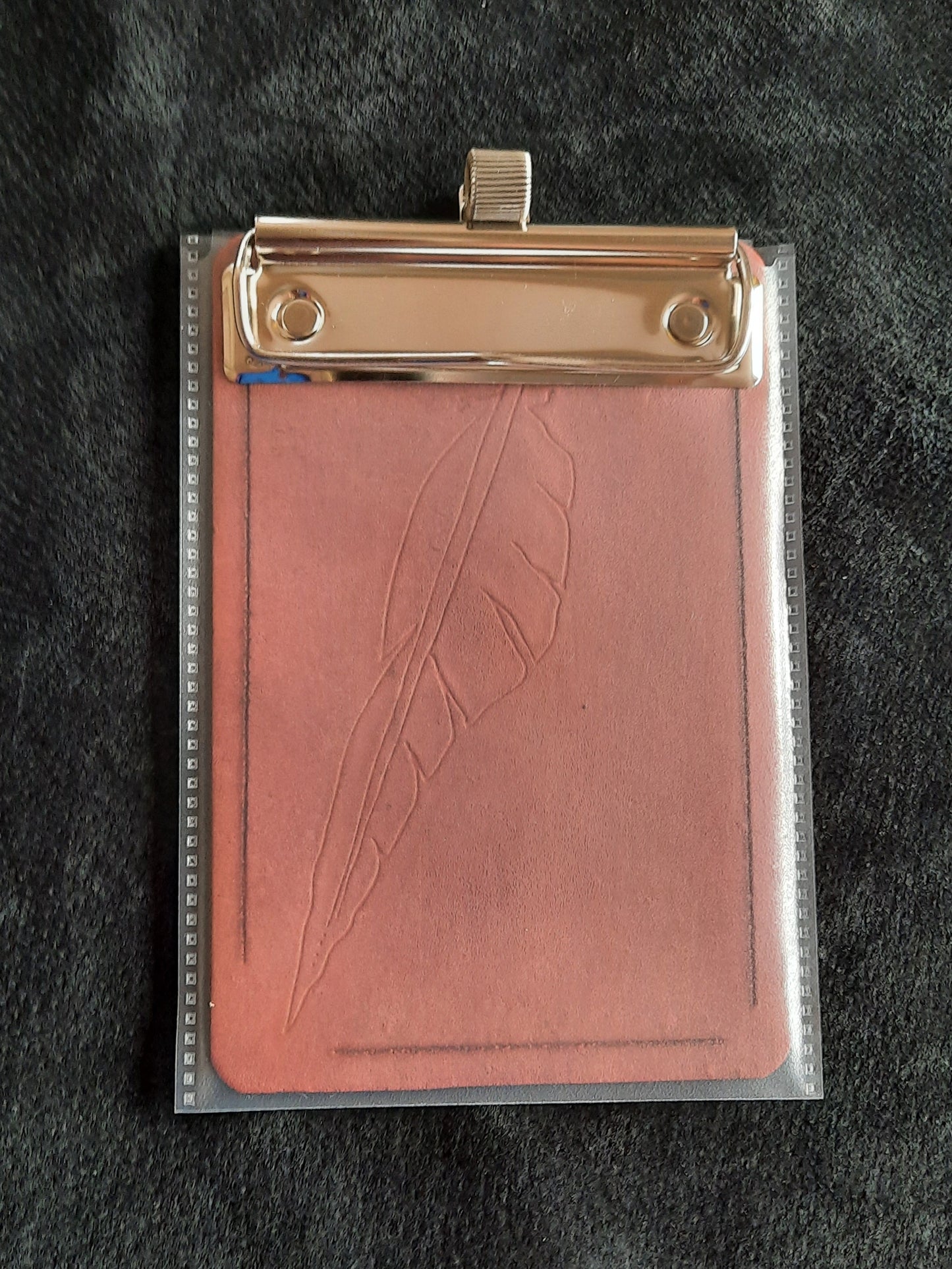 Leder-Schreibunterlage mit Feder-Motiv, Stifthalter und Dokumentenhülle