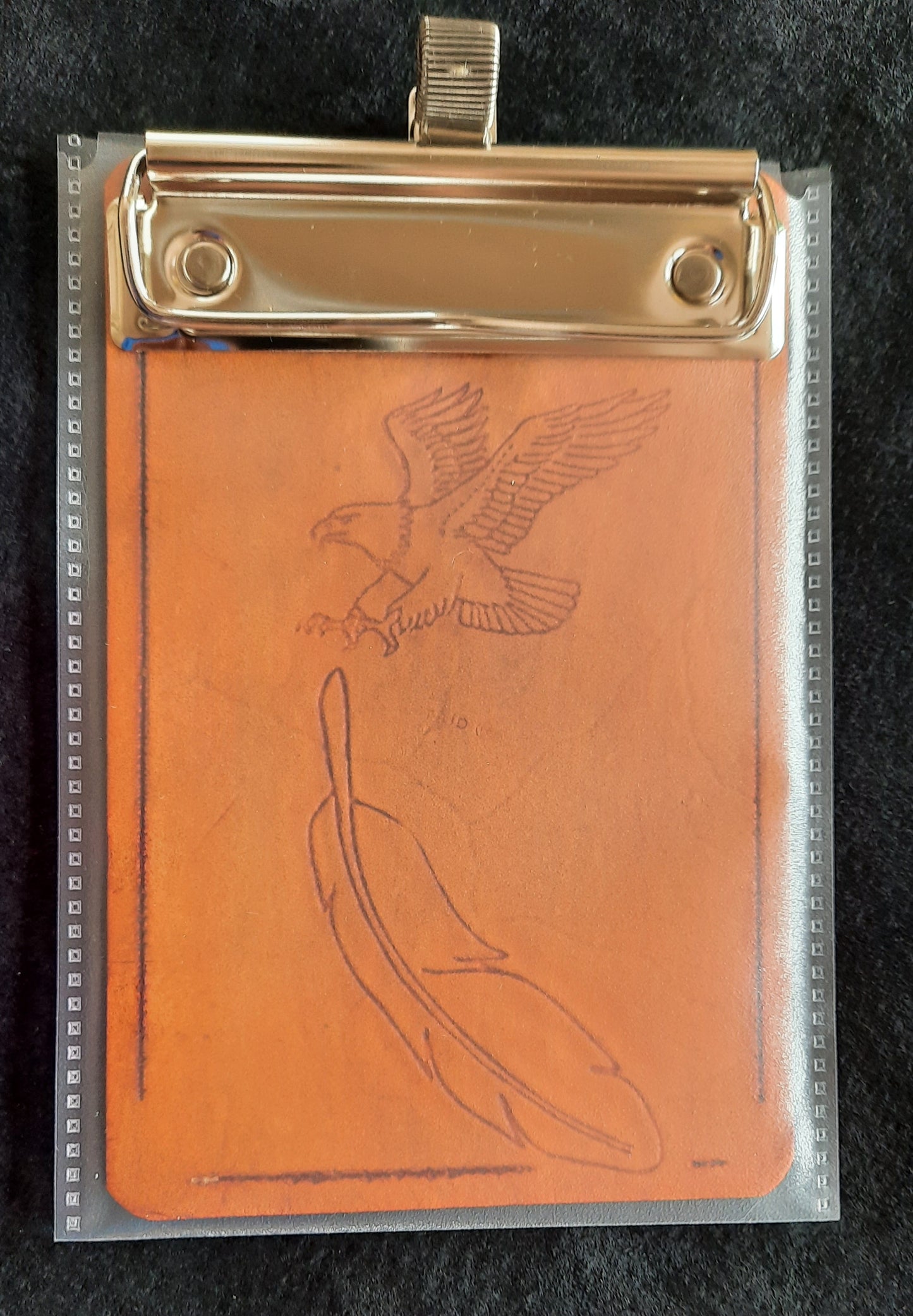 Leder-Schreibunterlage mit Adler-Motiv, Klemm- u. Stifthalter, sowie Dokumentenhülle