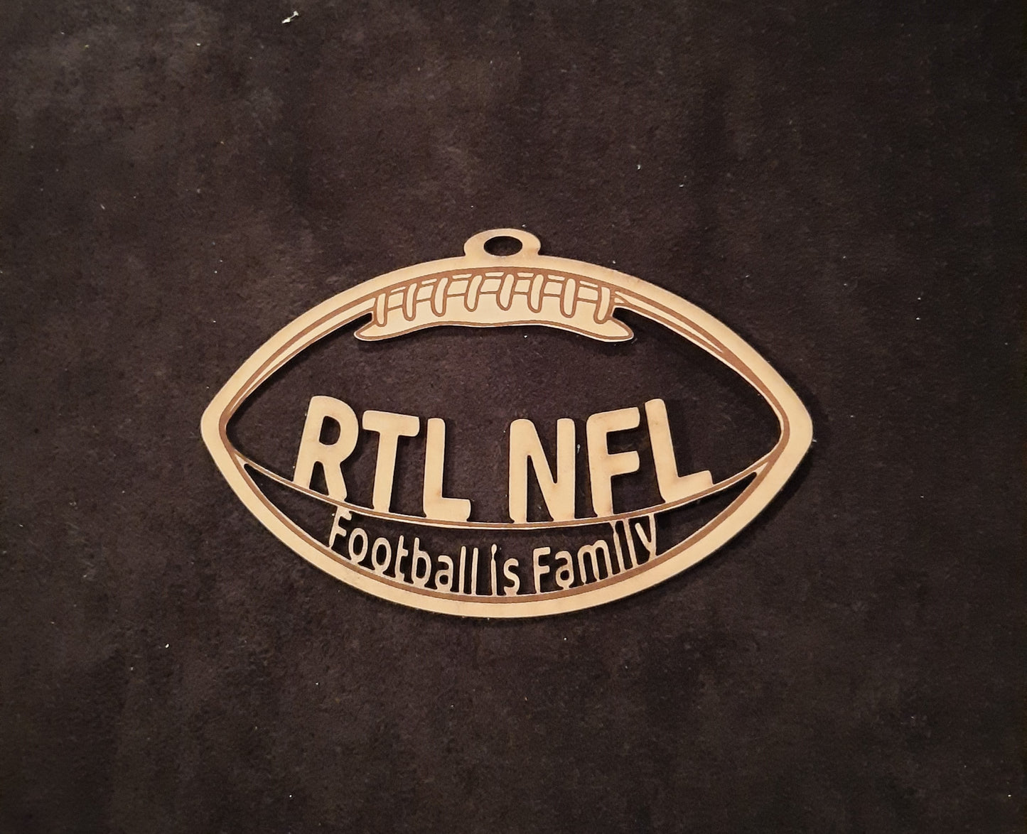 Leder-Football - personalisiert, als Deko für Auto, Fenster oder als Christbaum-Schmuck