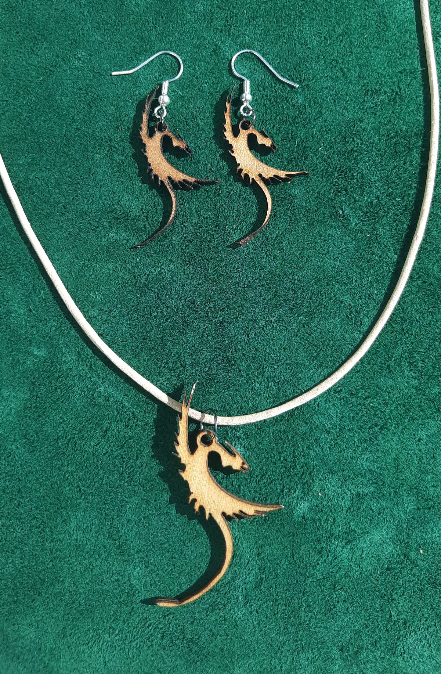 Set bestehend aus Ohrringen und Leder-Kette inklusive Anhänger