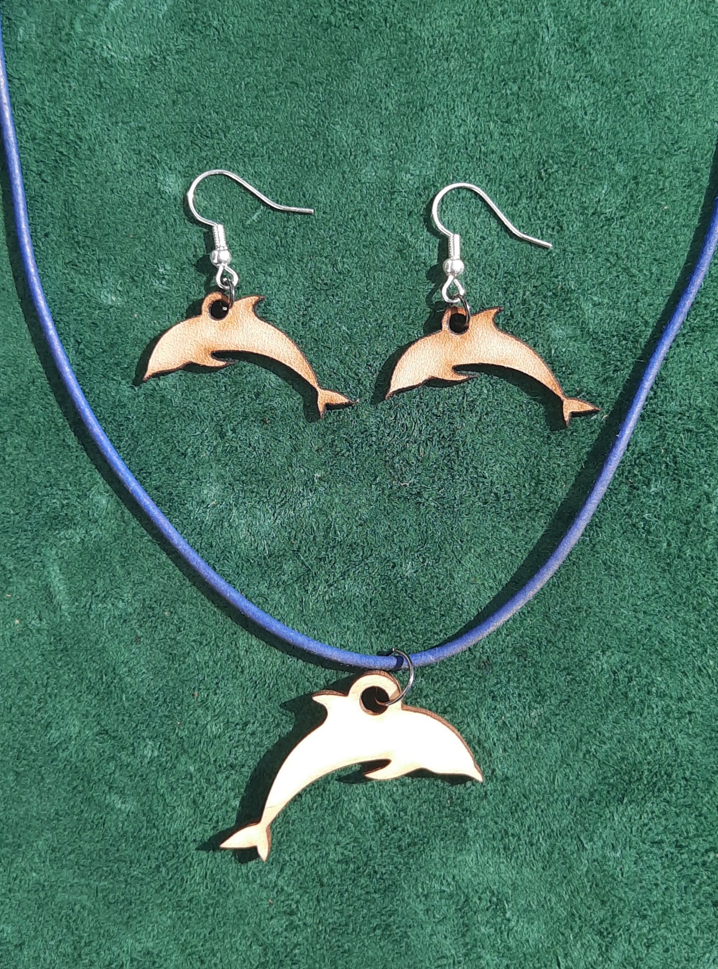 Set bestehend aus Ohrringen und Leder-Kette inklusive Anhänger