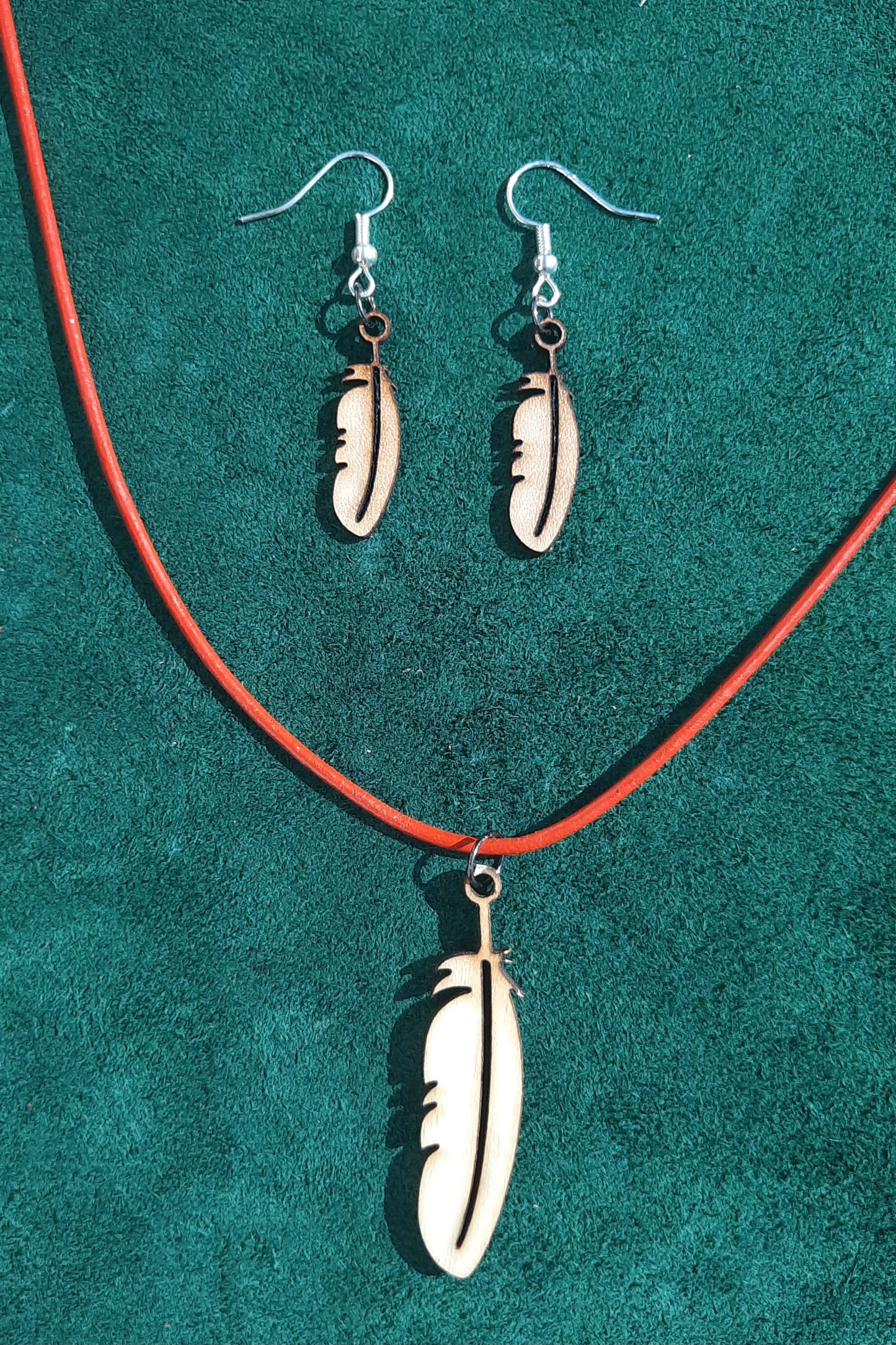Set bestehend aus Ohrringen und Leder-Kette inklusive Anhänger
