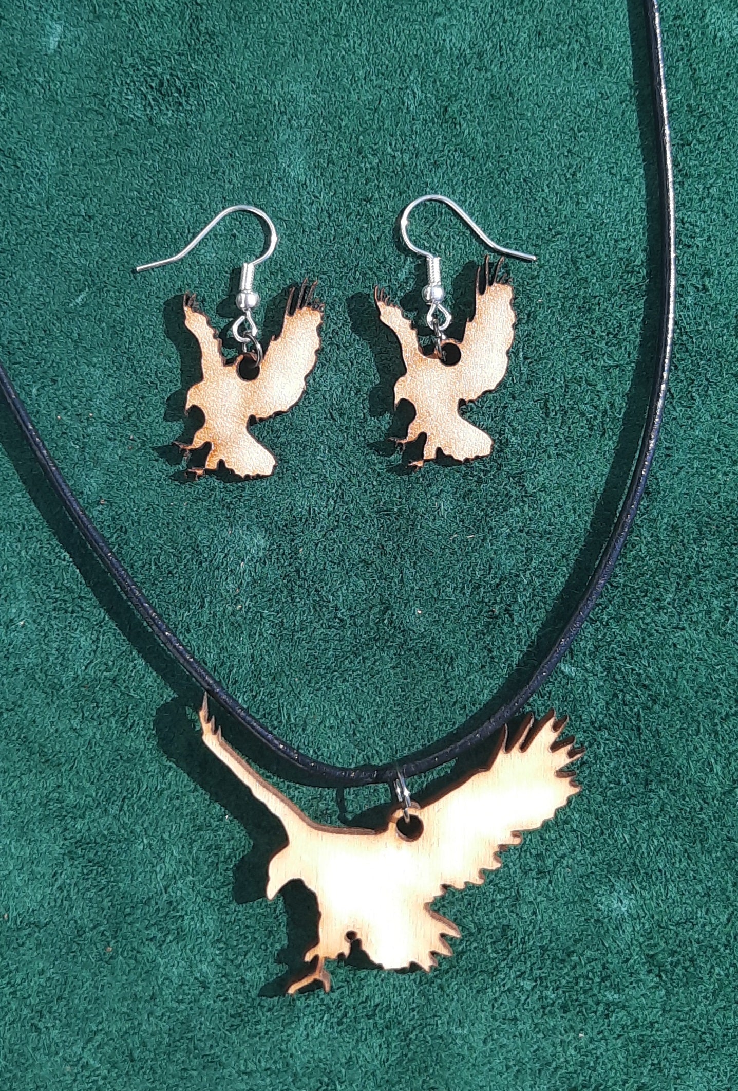 Set bestehend aus Ohrringen und Leder-Kette inklusive Anhänger