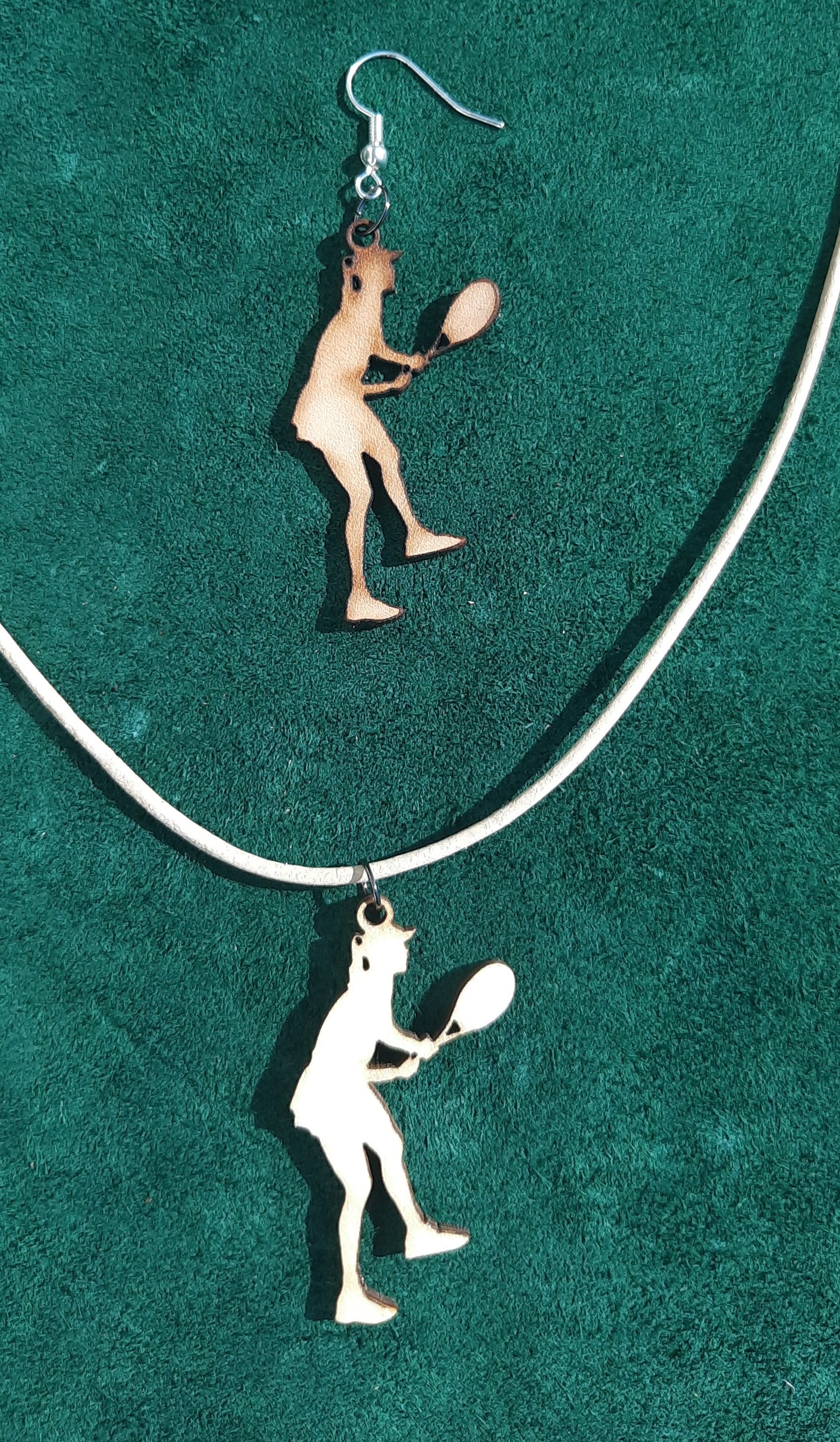 Set bestehend aus Ohrringen und Leder-Kette inklusive Anhänger