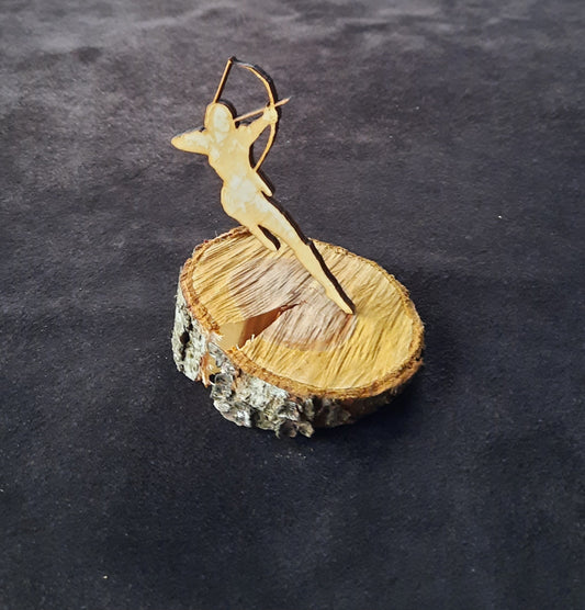 Holz-Skulptur - "Bogenschützin, beim Bergauf-Schuss"